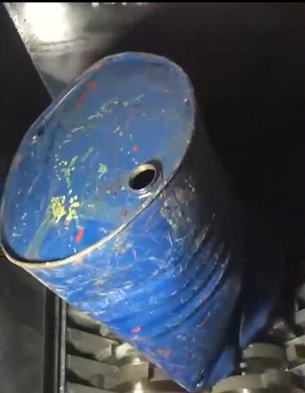 易拉罐_大藍(lán)桶的撕碎機案例視頻