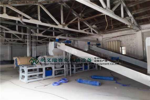 邢臺(tái)橡膠顆粒粉碎設(shè)備_廢舊輪胎生產(chǎn)橡膠顆粒設(shè)備現(xiàn)場